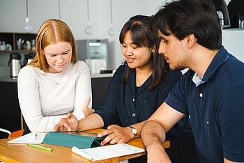 Gruppe von Studierenden am Tablet